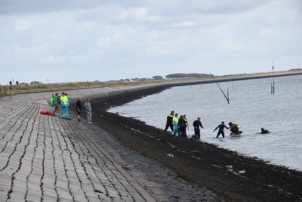 Duikers in de problemen in Oosterschelde