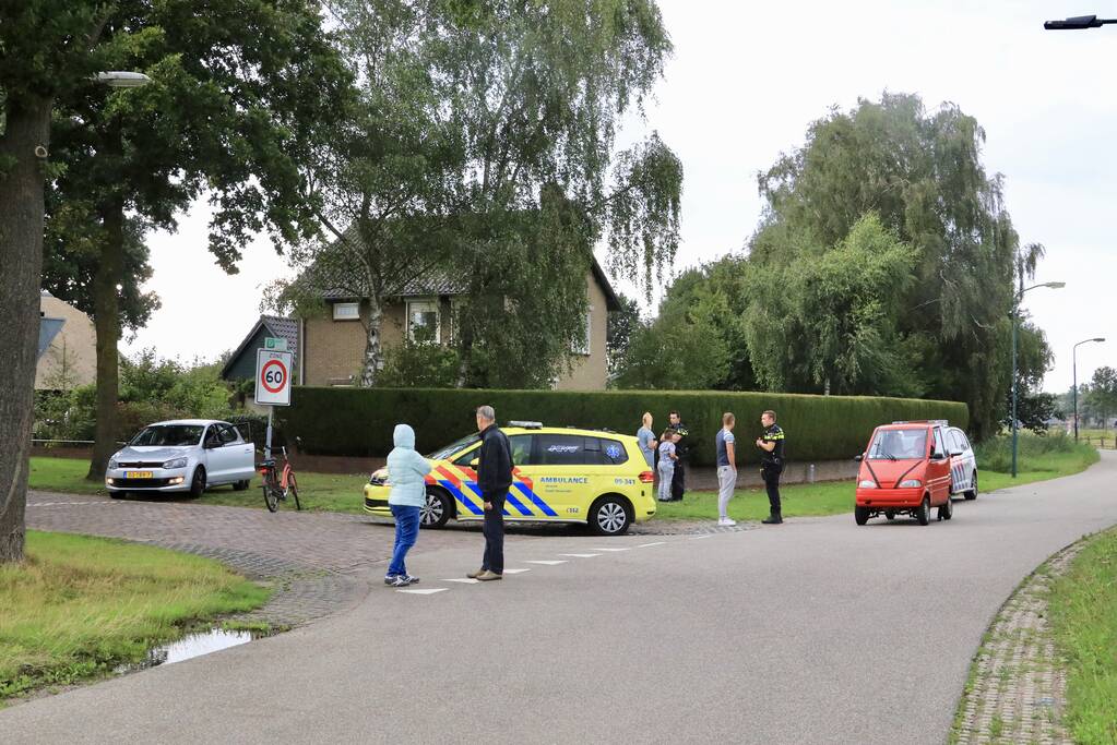 Fietser hangt aan microcar en raakt gewond