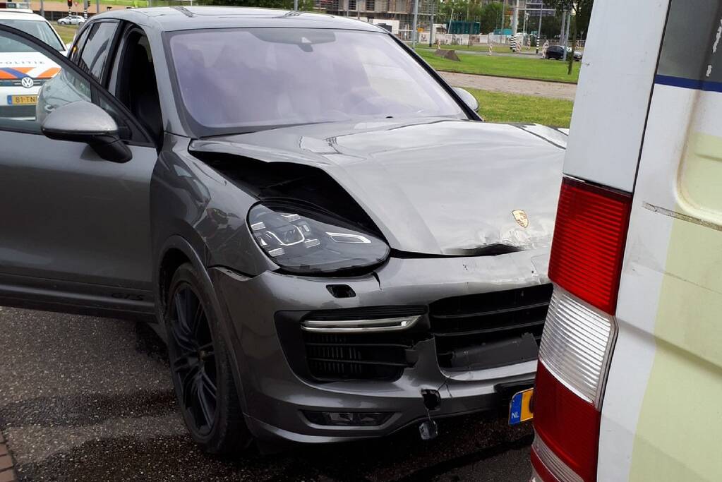 Porsche Cayenne in de kreukels bij kop-staart aanrijding