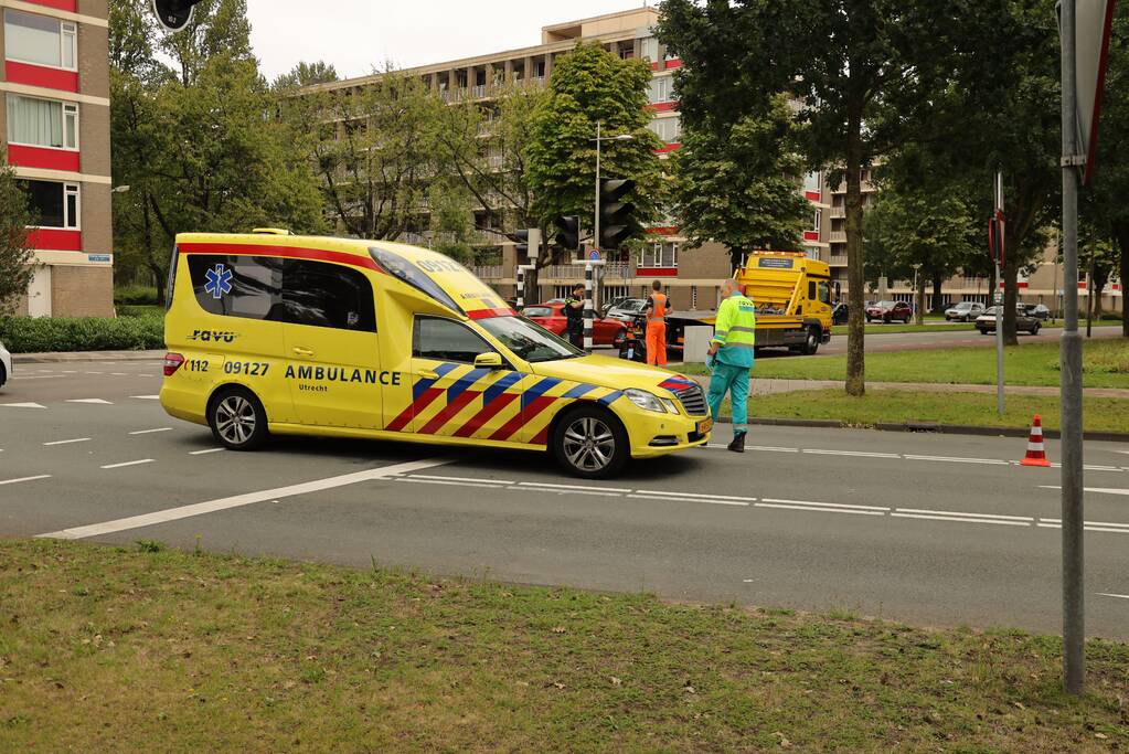Snorscootster over de kop geslagen na aanrijding