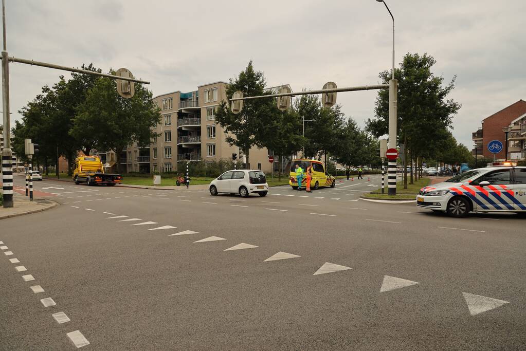 Snorscootster over de kop geslagen na aanrijding