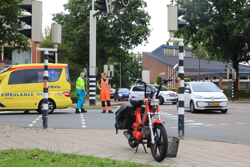 Snorscootster over de kop geslagen na aanrijding