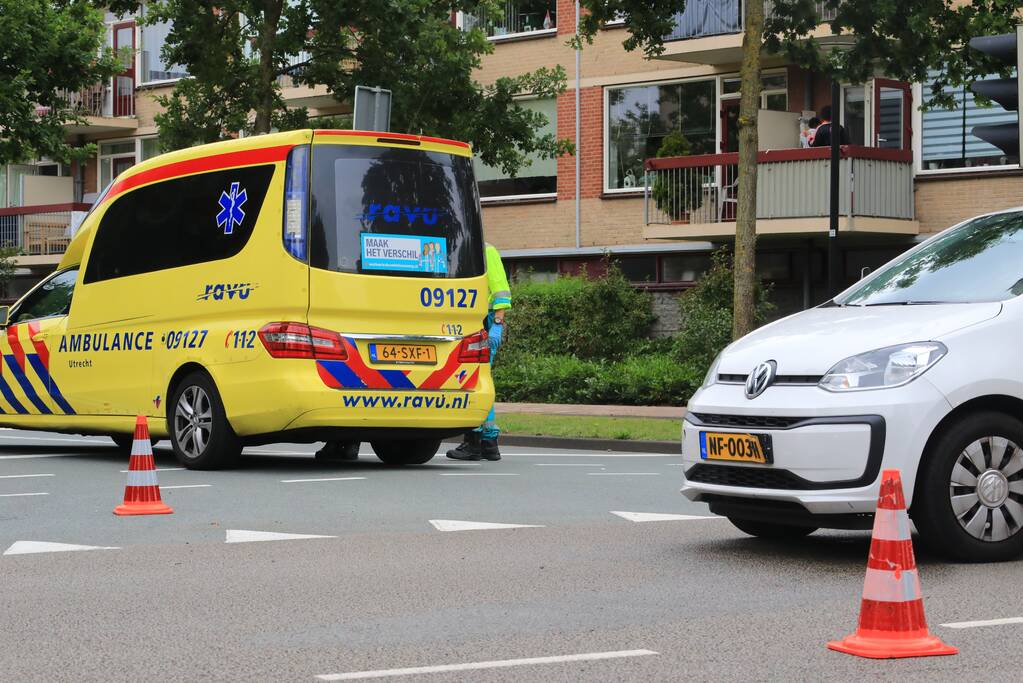 Snorscootster over de kop geslagen na aanrijding