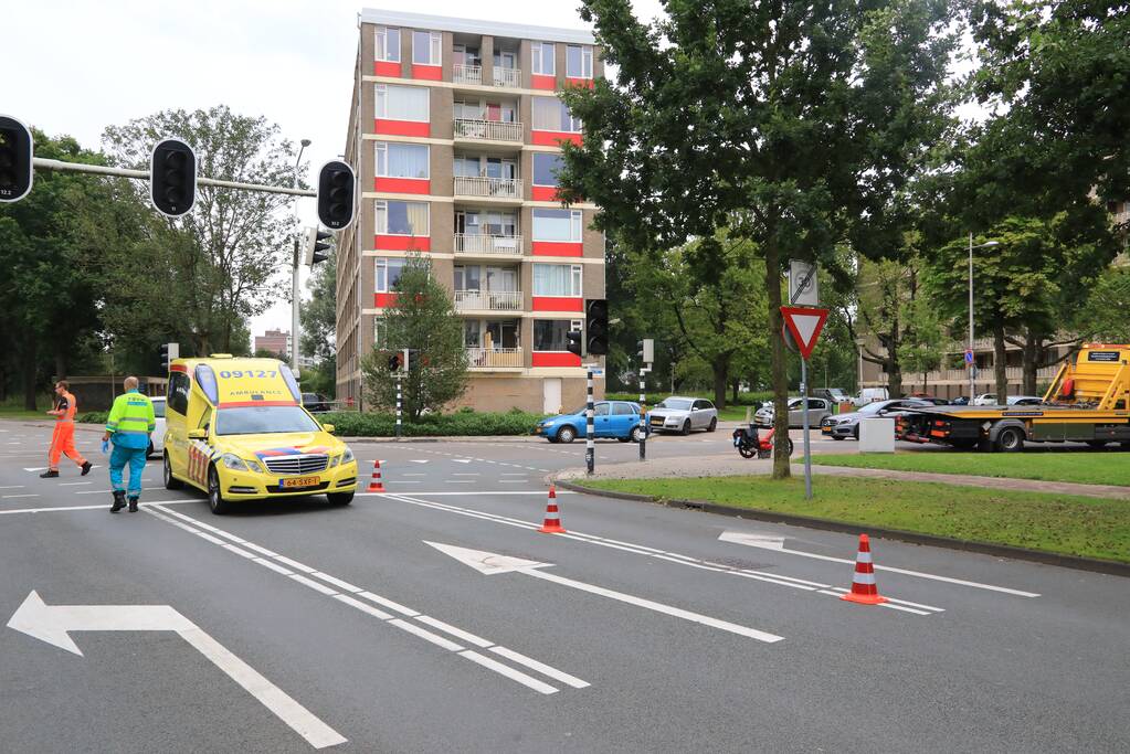 Snorscootster over de kop geslagen na aanrijding