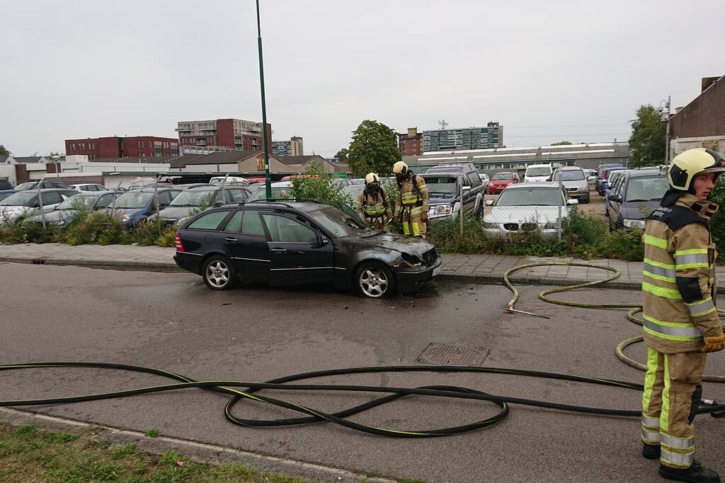 Auto vliegt spontaan in brand