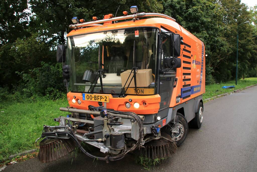 Beschonken bestuurder ramt veegwagen