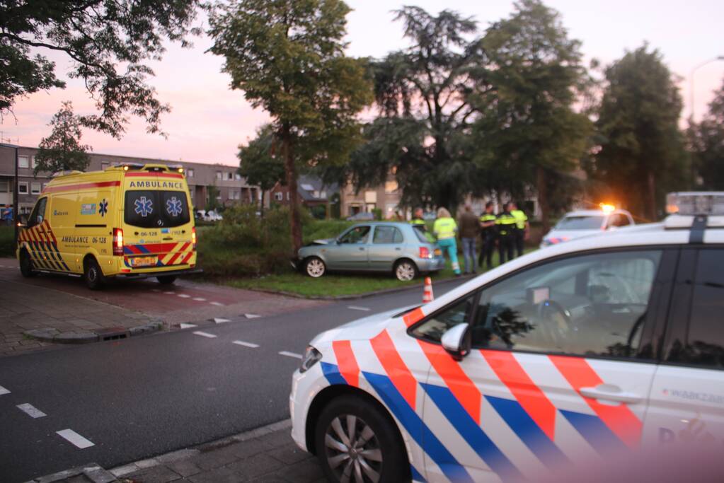 Auto botst op boom