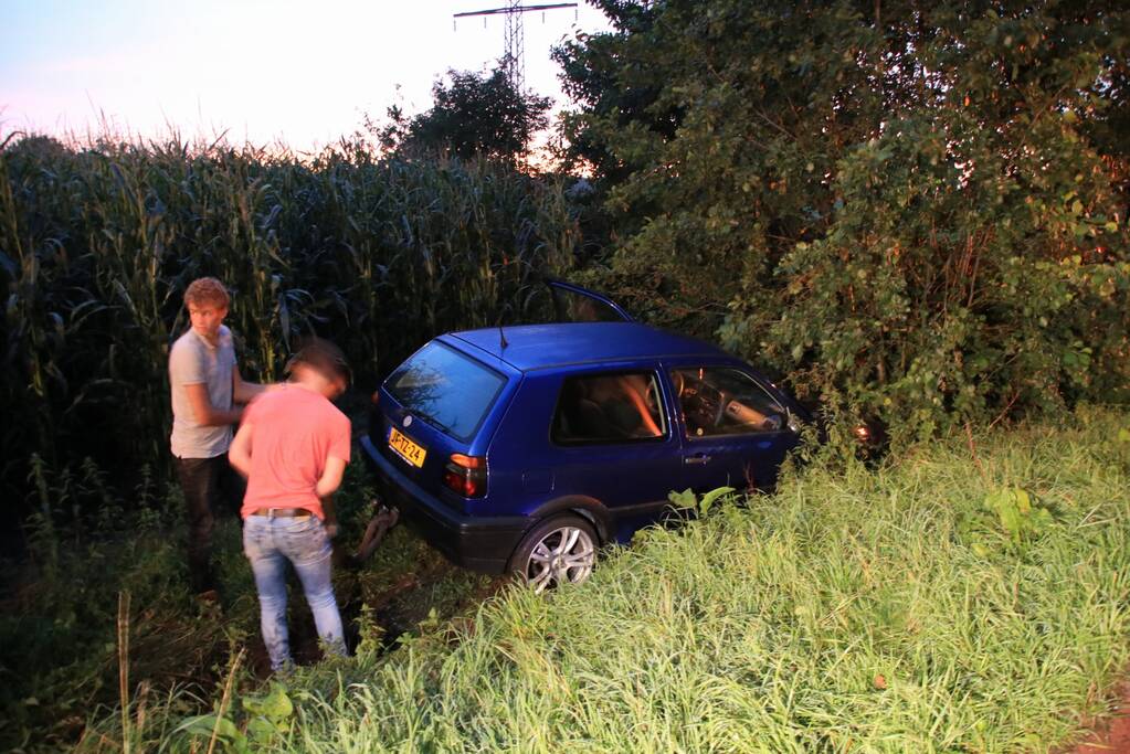 Auto belandt in sloot