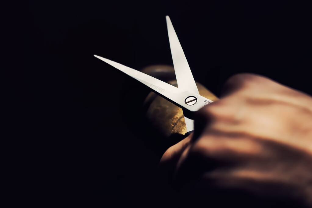 Persoon neergestoken met schaar