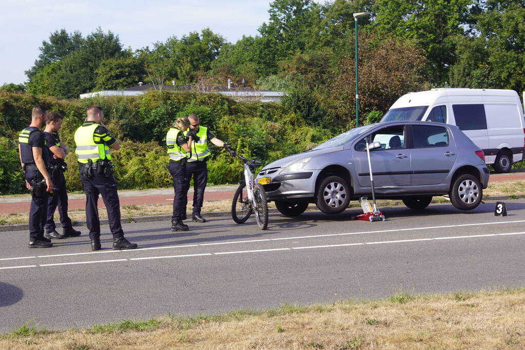 Overstekende fietser aangereden op rotonde