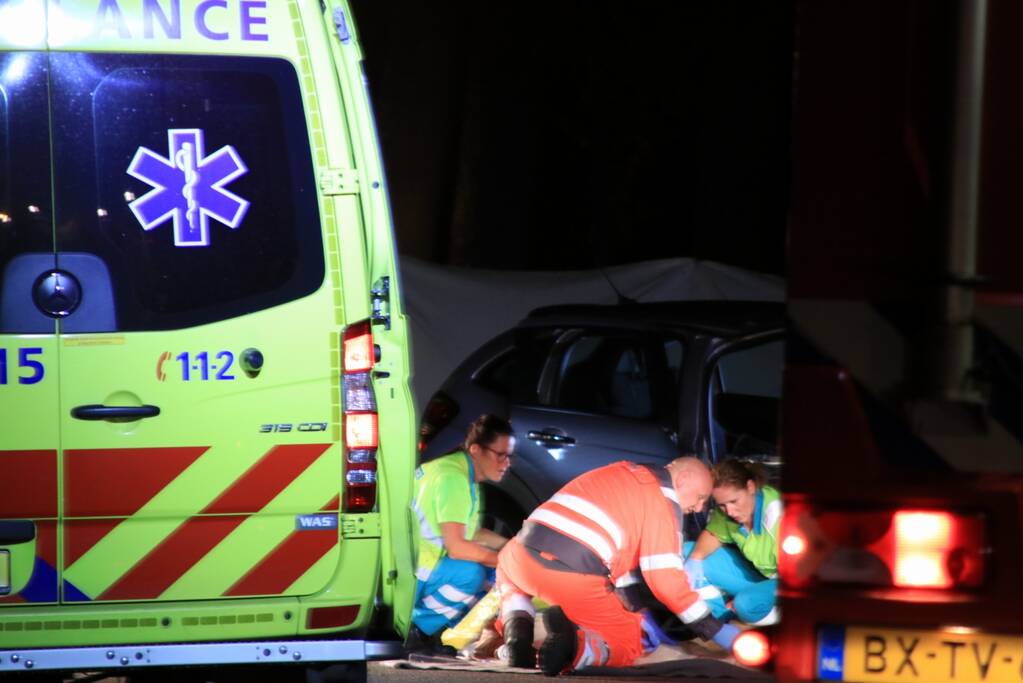 Vrouw overleden na botsing tegen boom