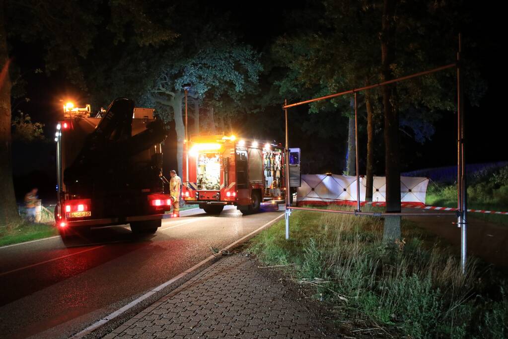 Vrouw overleden na botsing tegen boom