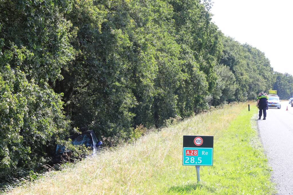 Bestelbus van A28 geraakt