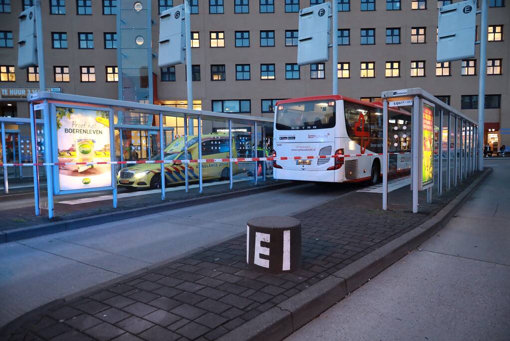 Man (39) schrikt en valt achterover