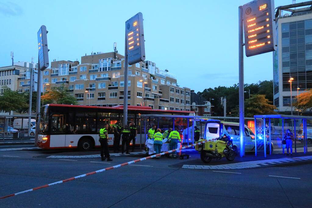Man (39) schrikt en valt achterover
