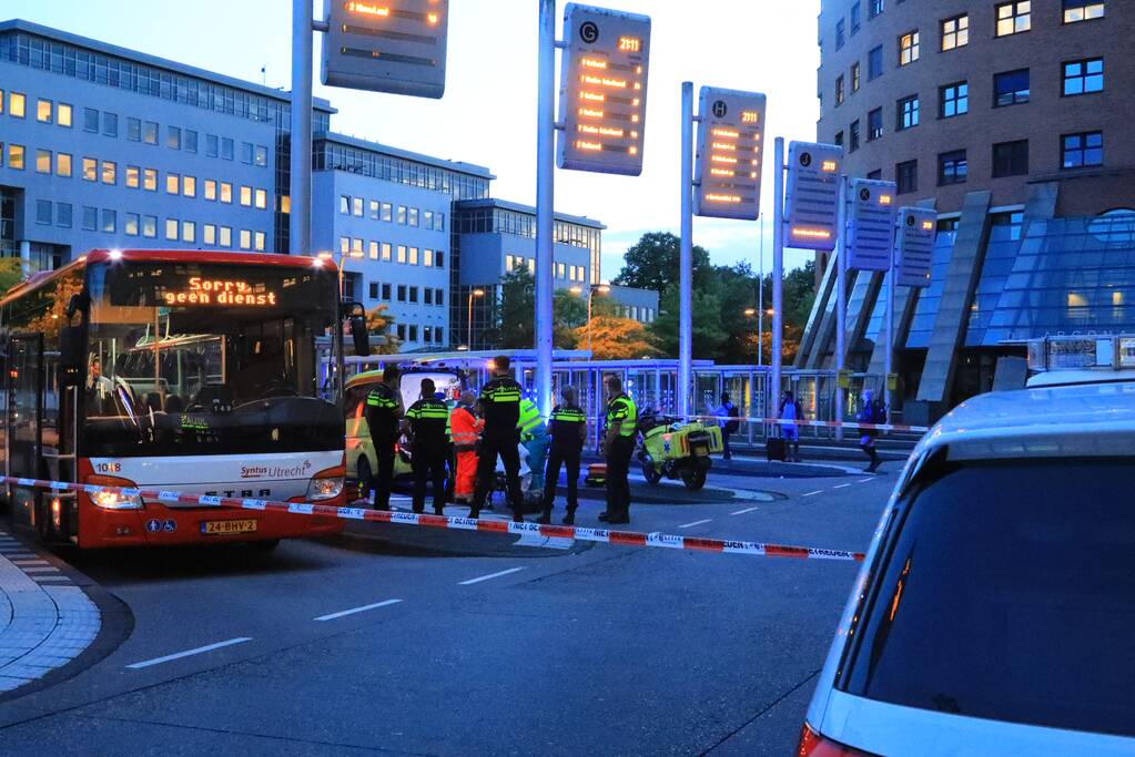 Man (39) schrikt en valt achterover