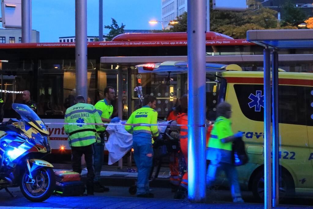 Man (39) schrikt en valt achterover