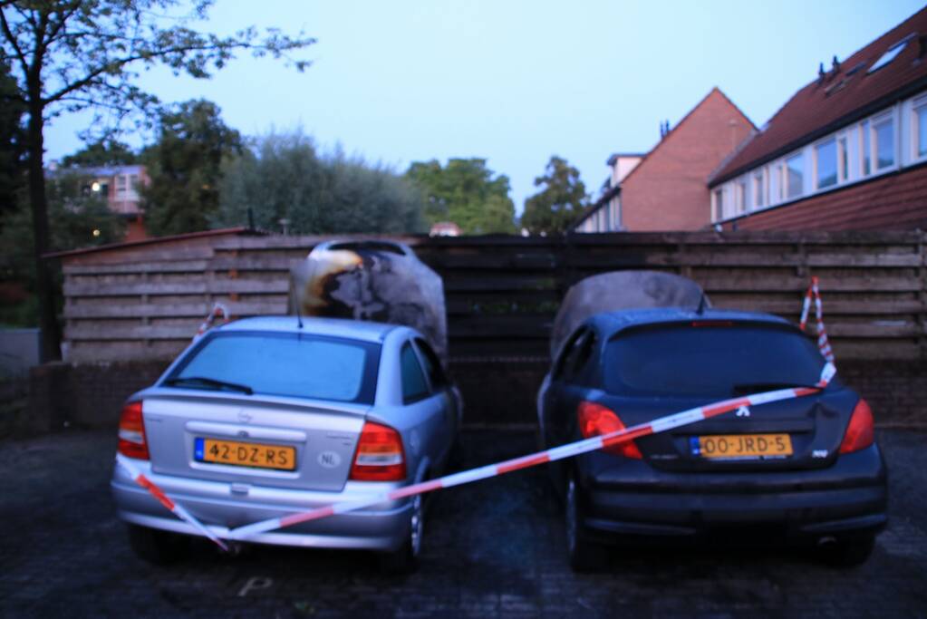 Twee autoÂ’s uitgebrand in woonwijk