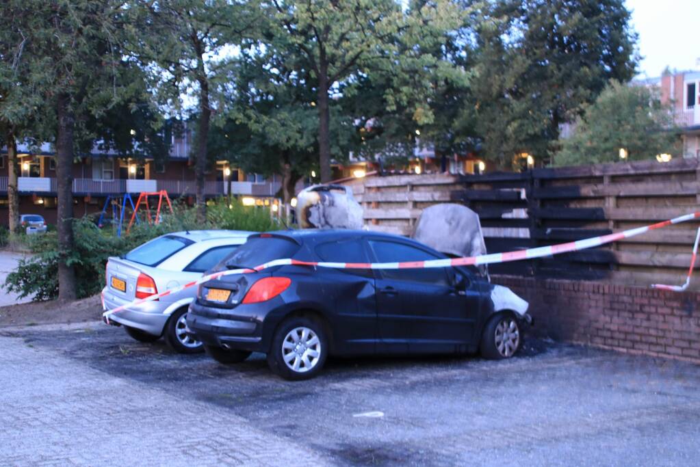 Twee autoÂ’s uitgebrand in woonwijk