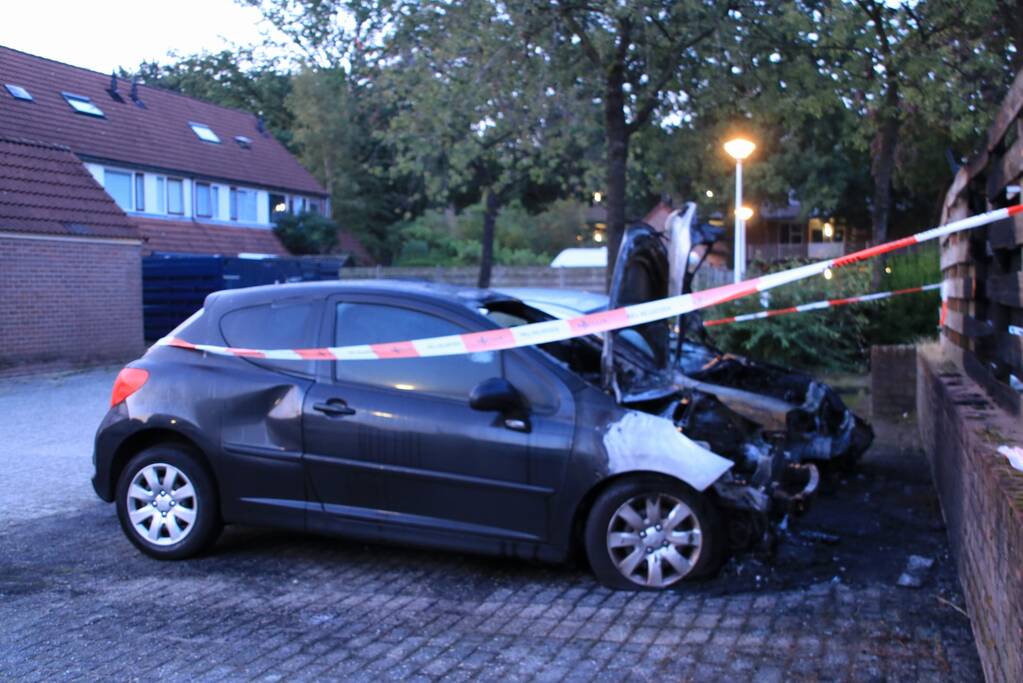 Twee autoÂ’s uitgebrand in woonwijk