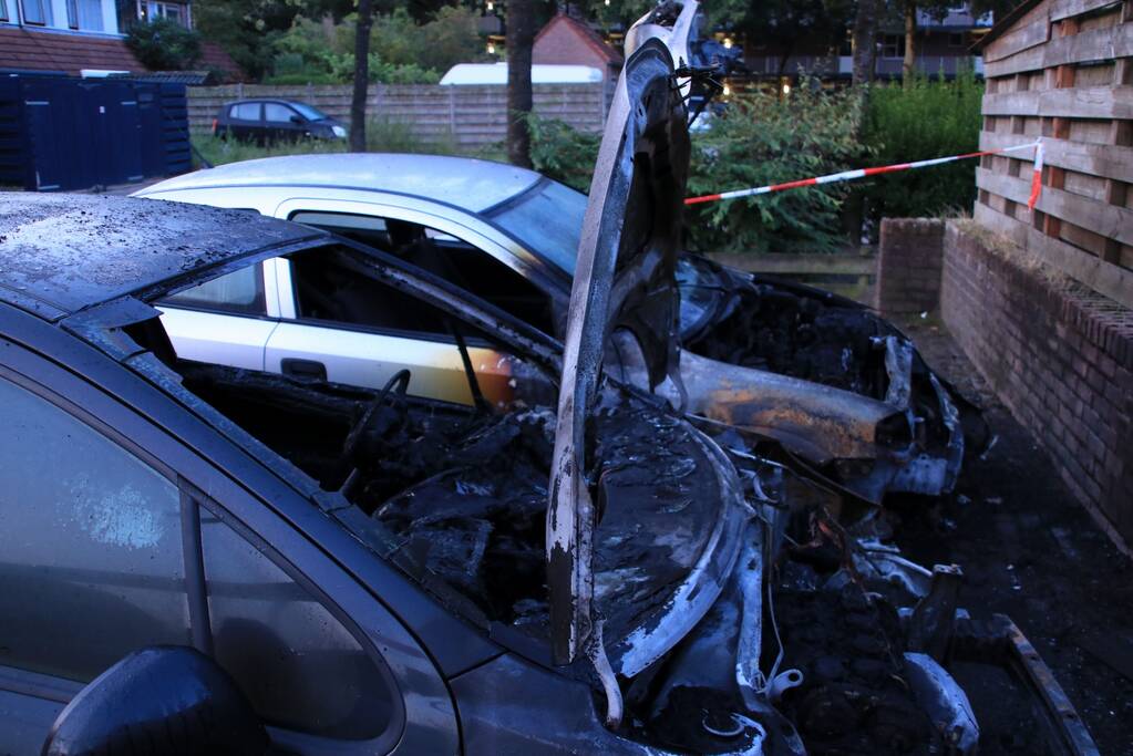 Twee autoÂ’s uitgebrand in woonwijk