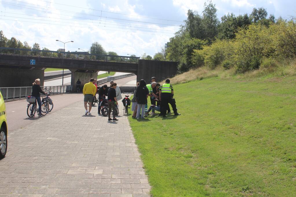 Vrouw gewond na ongeval op fietspad
