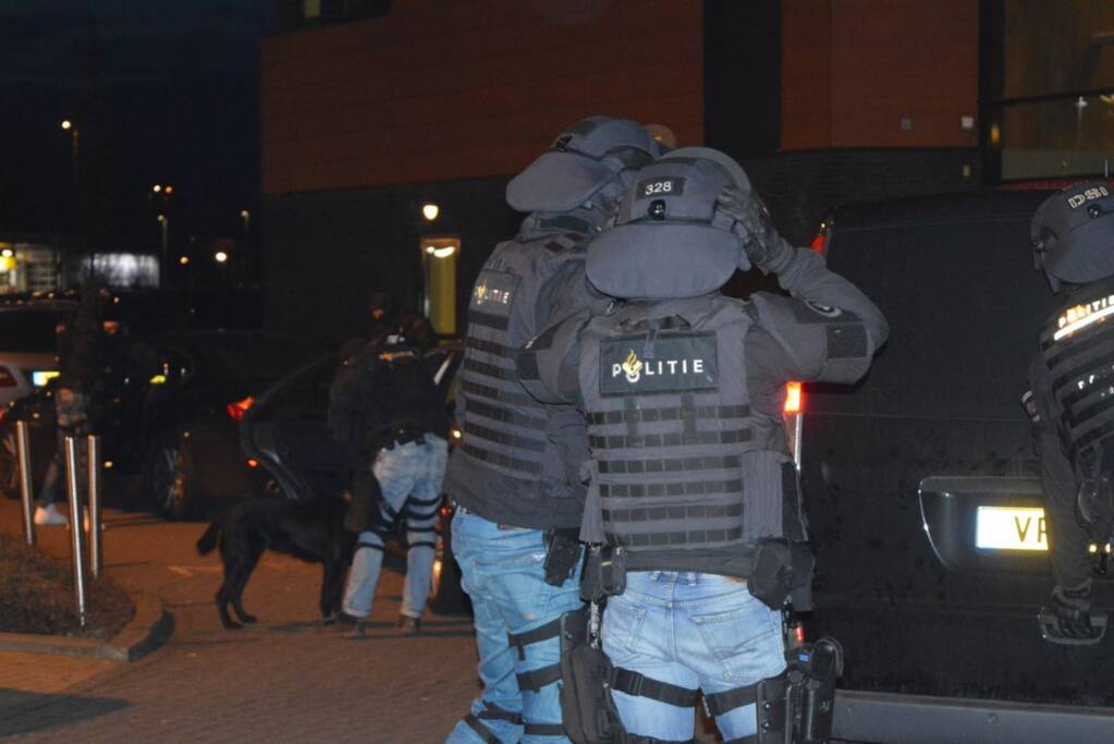 Man aangehouden na inval woning