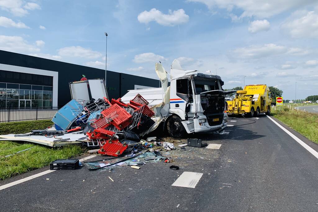 Afrit afgesloten door gekantelde vrachtwagen