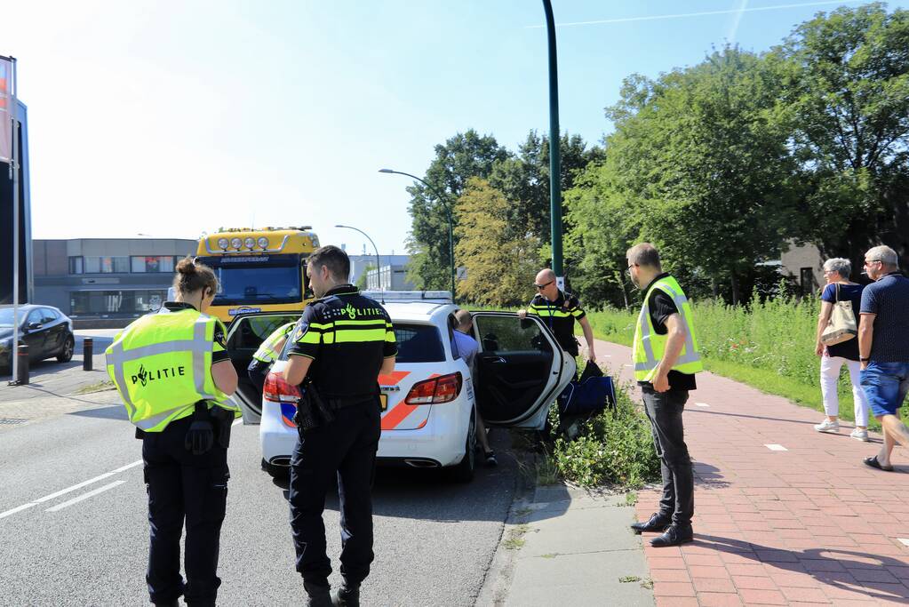 Auto vliegt uit de bocht ramt lantaarnpaal; bestuurder aangehouden