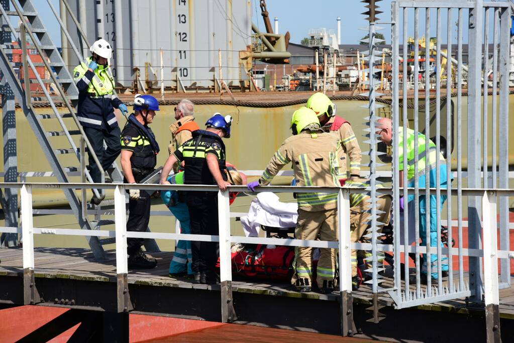 Man zwaargewond na val op schip
