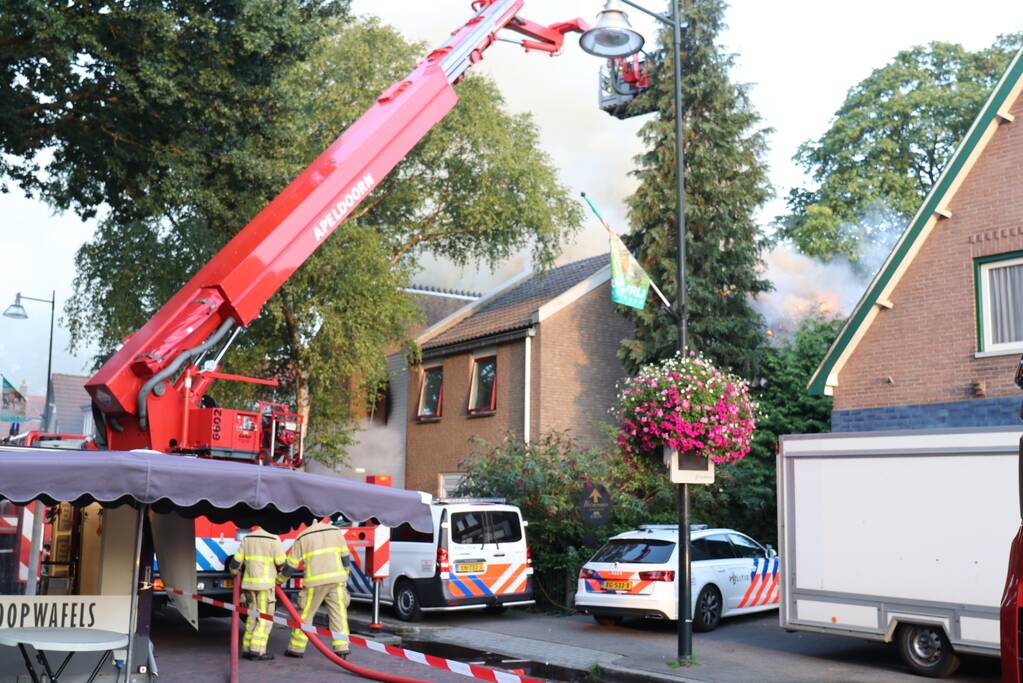 Personen vermist bij flinke brand in pand Leger des Heils