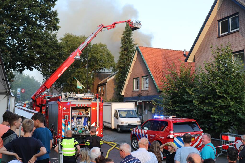Personen vermist bij flinke brand in pand Leger des Heils