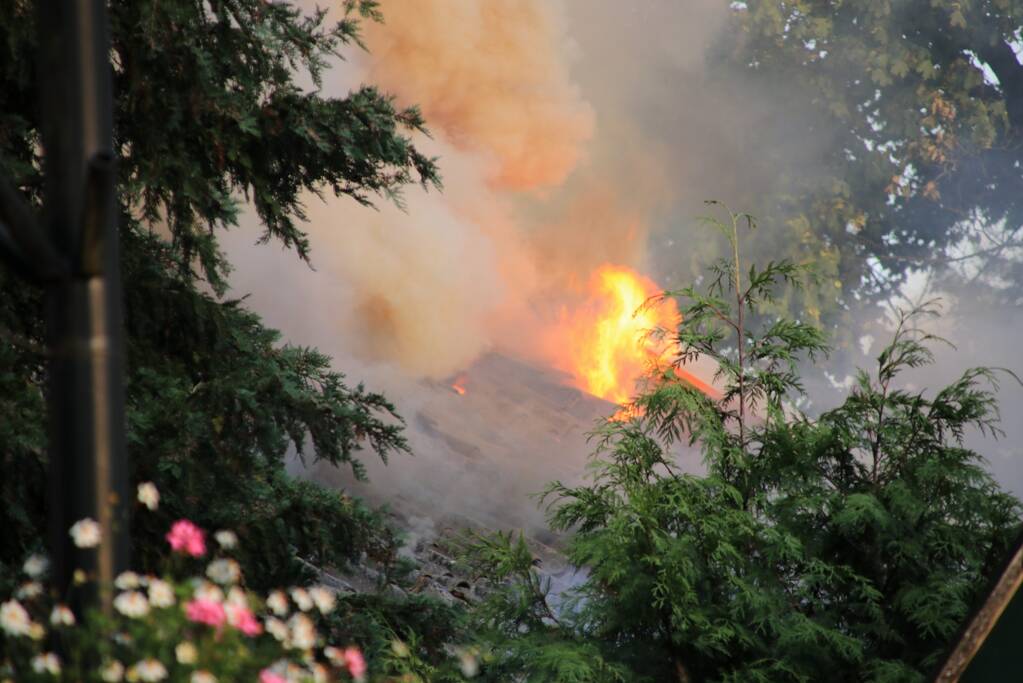 Personen vermist bij flinke brand in pand Leger des Heils
