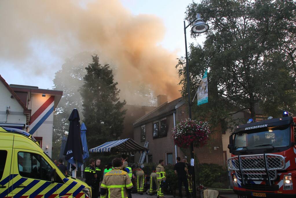 Personen vermist bij flinke brand in pand Leger des Heils