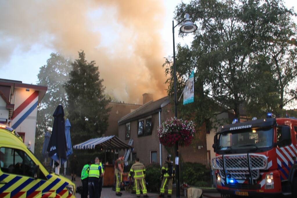 Personen vermist bij flinke brand in pand Leger des Heils
