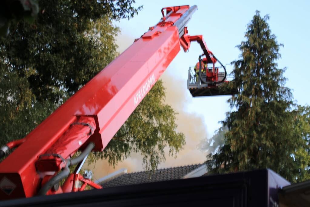 Personen vermist bij flinke brand in pand Leger des Heils