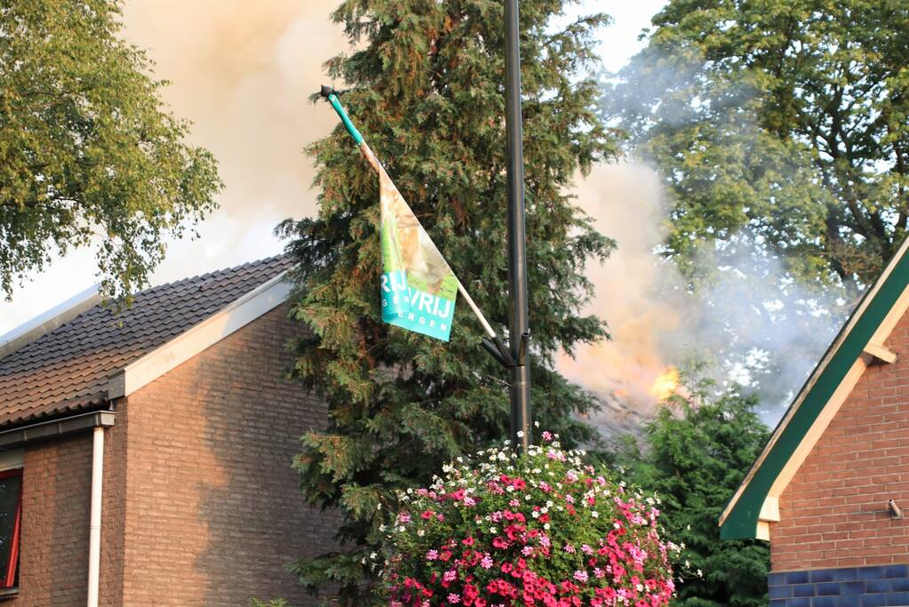 Personen vermist bij flinke brand in pand Leger des Heils