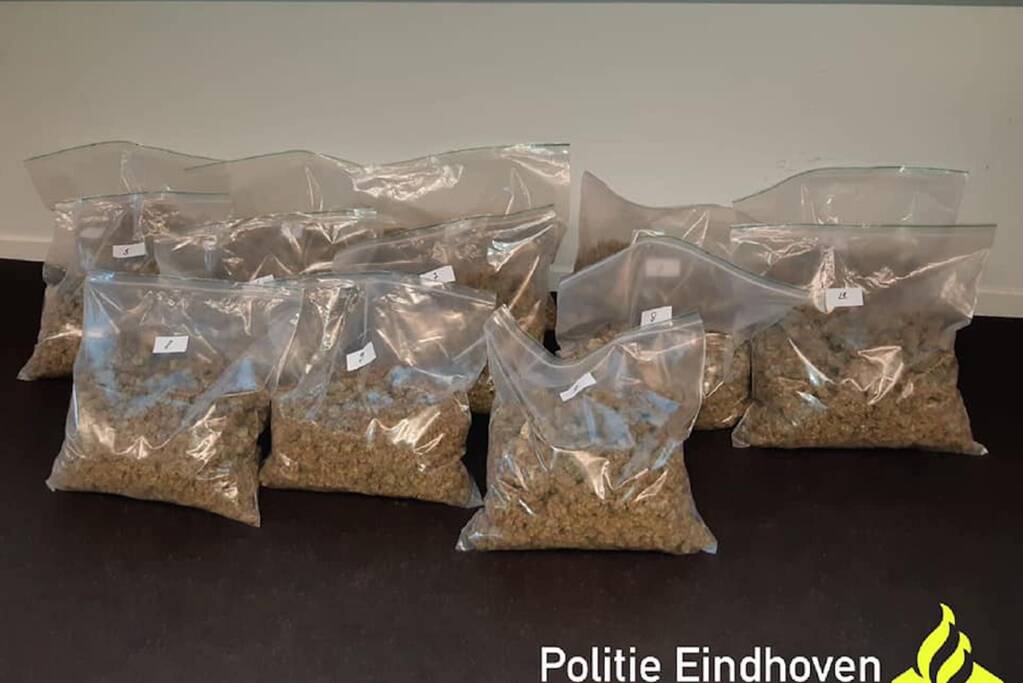 Ruim 13 kilo hennepkoppen in woning gevonden