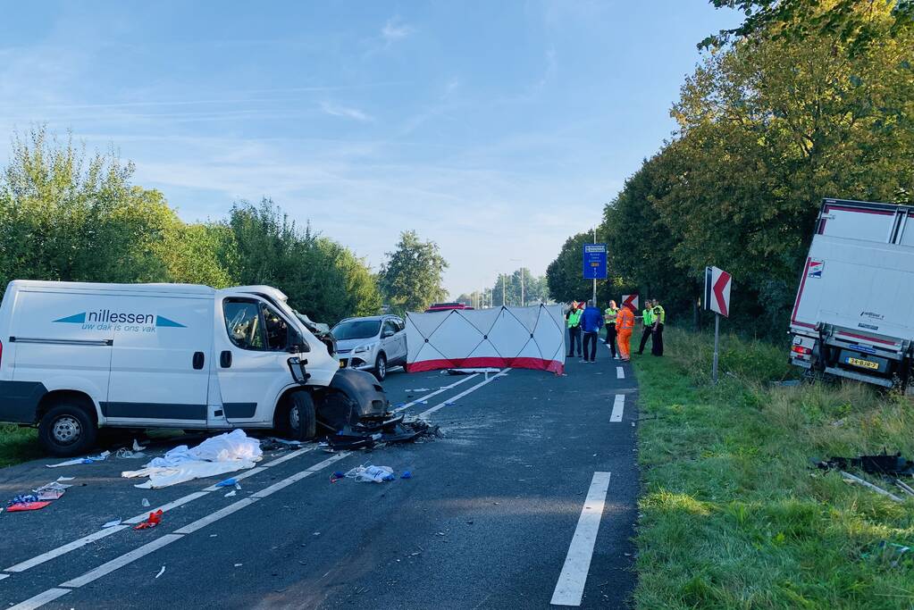 Frontale aanrijding tussen bestelbus en vrachtwagen