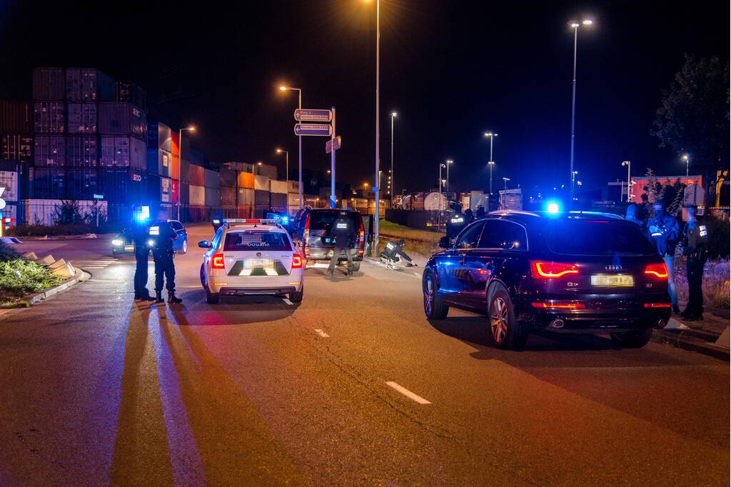 2950 kilo cocaÏne in zeecontainers; arrestatieteam doet inval