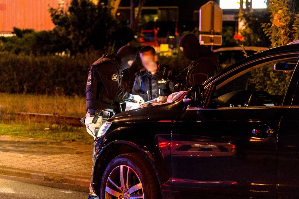 2950 kilo cocaÏne in zeecontainers; arrestatieteam doet inval