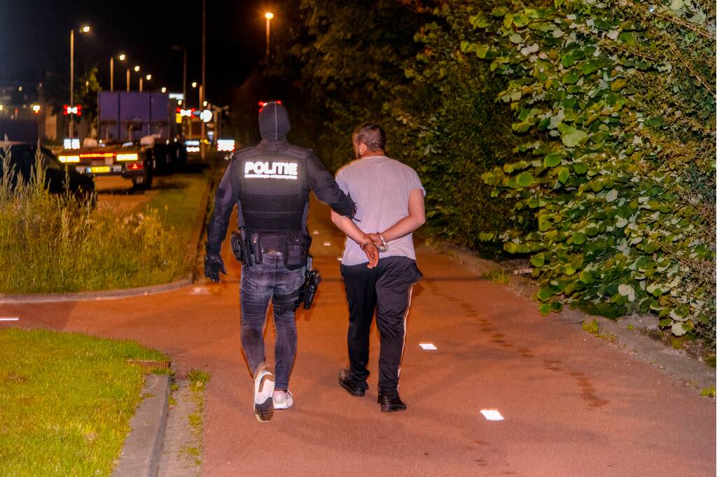 2950 kilo cocaÏne in zeecontainers; arrestatieteam doet inval