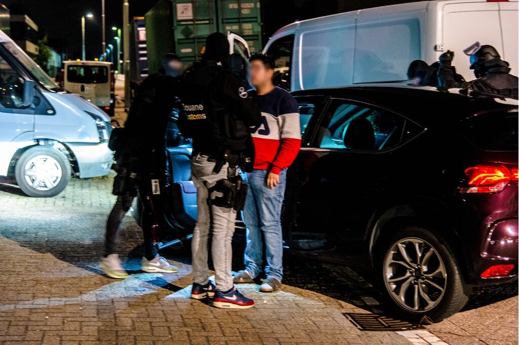 2950 kilo cocaÏne in zeecontainers; arrestatieteam doet inval