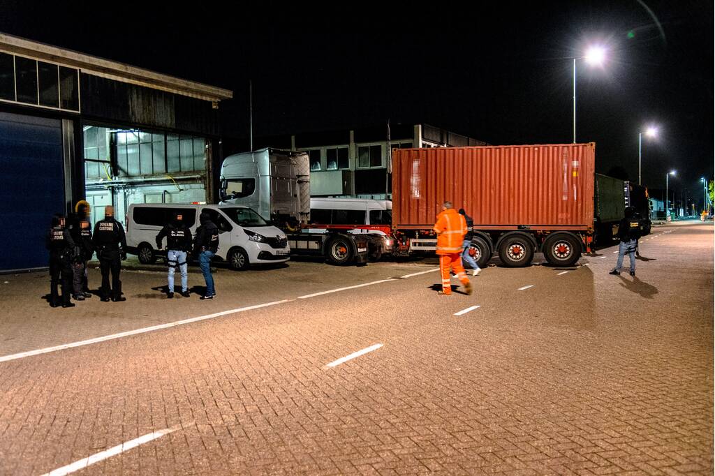 2950 kilo cocaÏne in zeecontainers; arrestatieteam doet inval