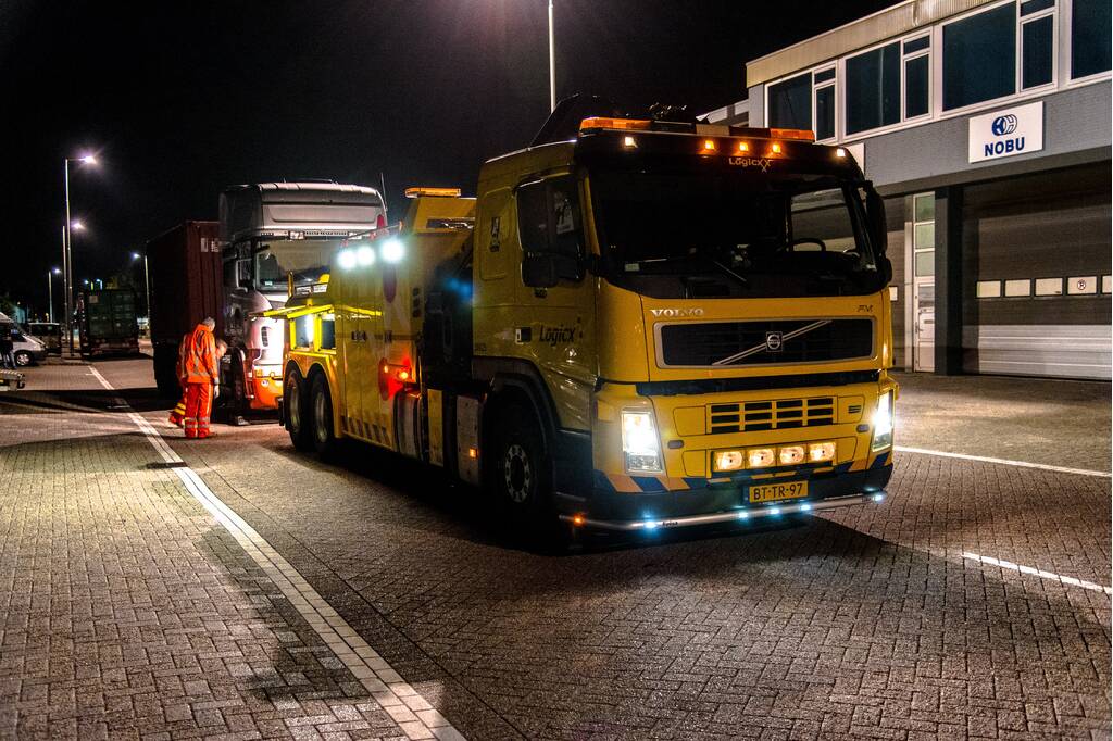 2950 kilo cocaÏne in zeecontainers; arrestatieteam doet inval