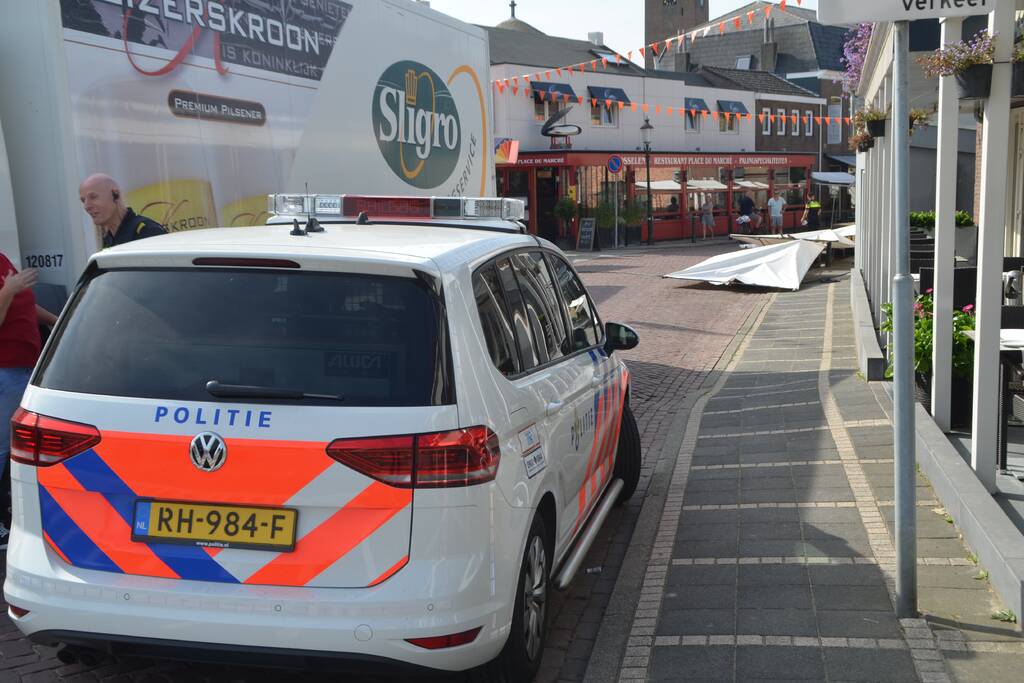 Fietser gewond na omvallen marktkramen