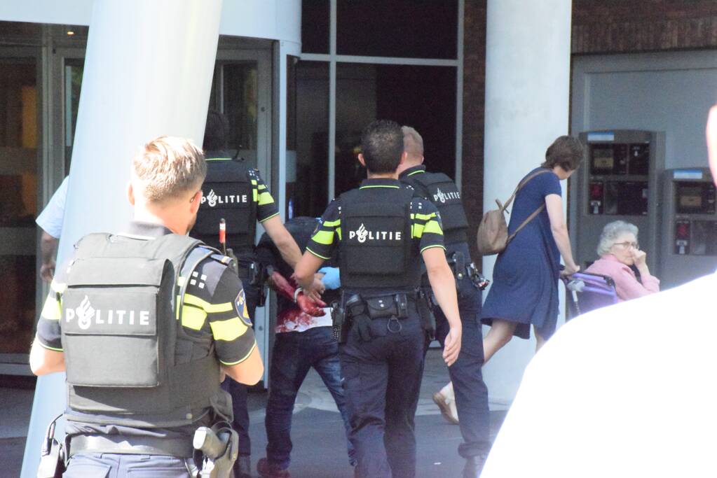 Vrouw gewond bij steekincident in Groen Hart Ziekenhuis; man aangehouden