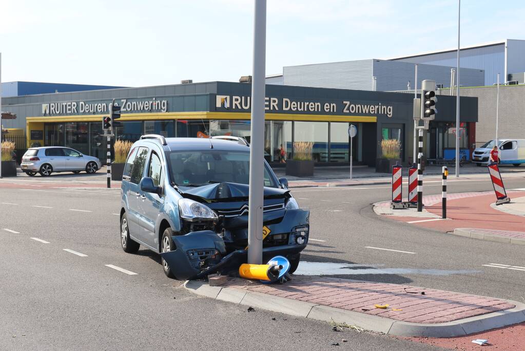 Automobilist raakt onwel en knalt tegen lantaarnpaal