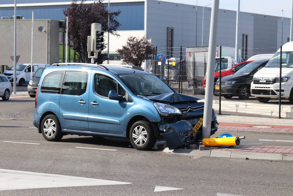 Automobilist raakt onwel en knalt tegen lantaarnpaal