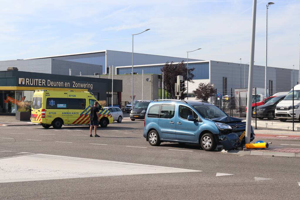 Automobilist raakt onwel en knalt tegen lantaarnpaal